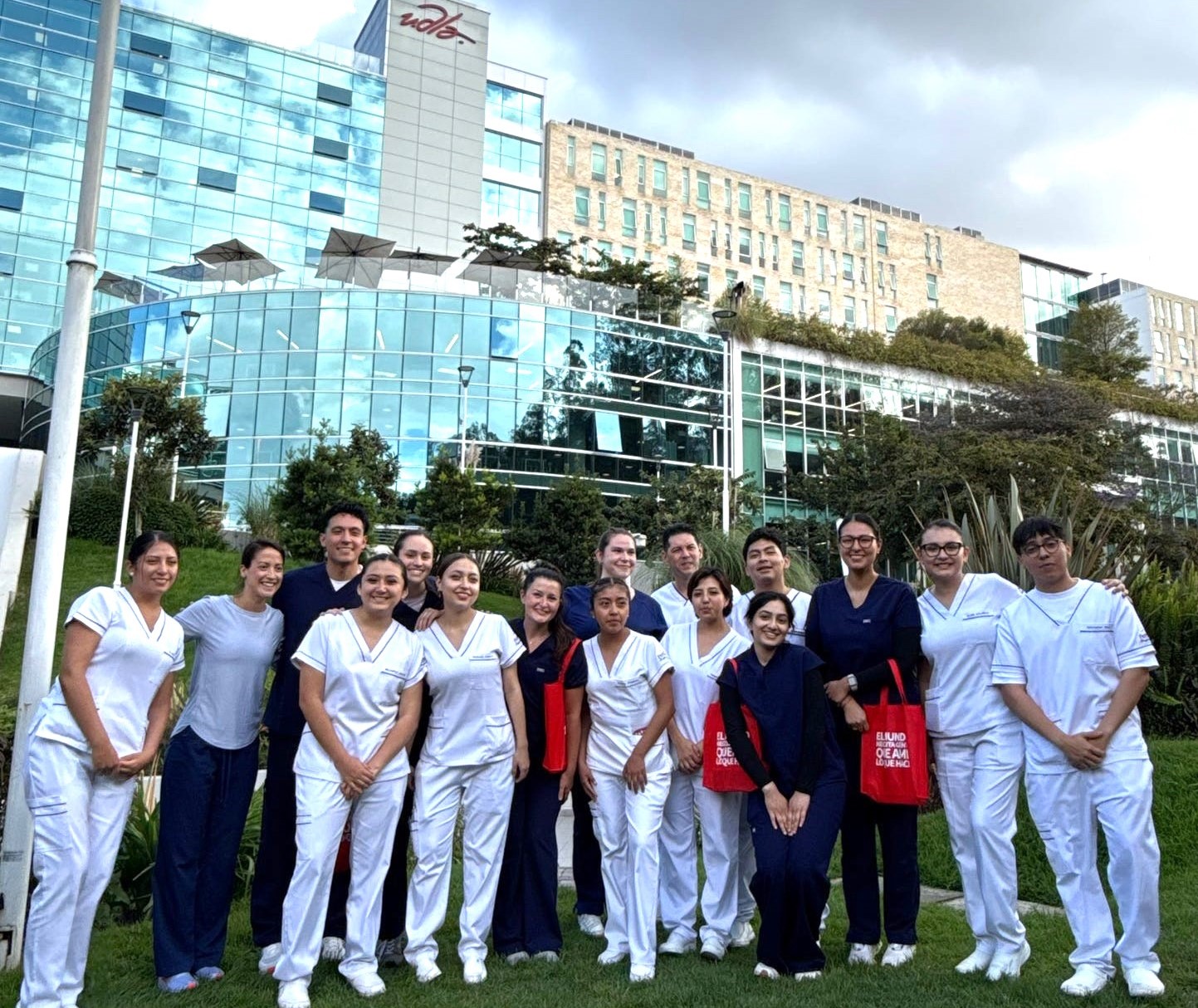 Group photo of nursing students standing in front of the Universidad de las Américas.